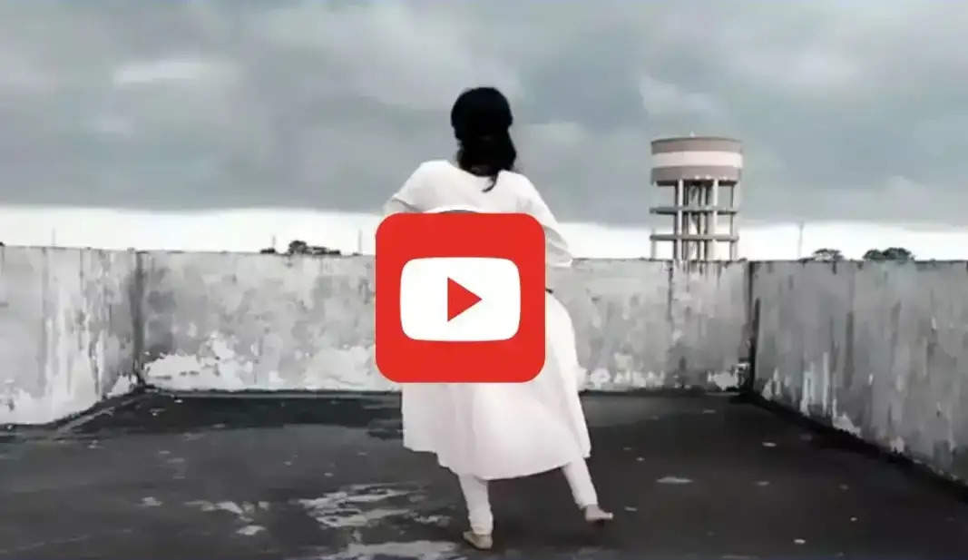 Desi Bhabhi Sexy Video: देसी भाभी ने घर की छत किया बोल्‍ड डांस, वीडियो हो रहा वायरल