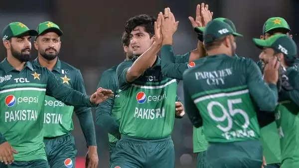 बाबर की टीम के लिए बुरी खबर! विश्व कप से बाहर हो सकता है पाकिस्तान का स्टार तेज गेंदबाज