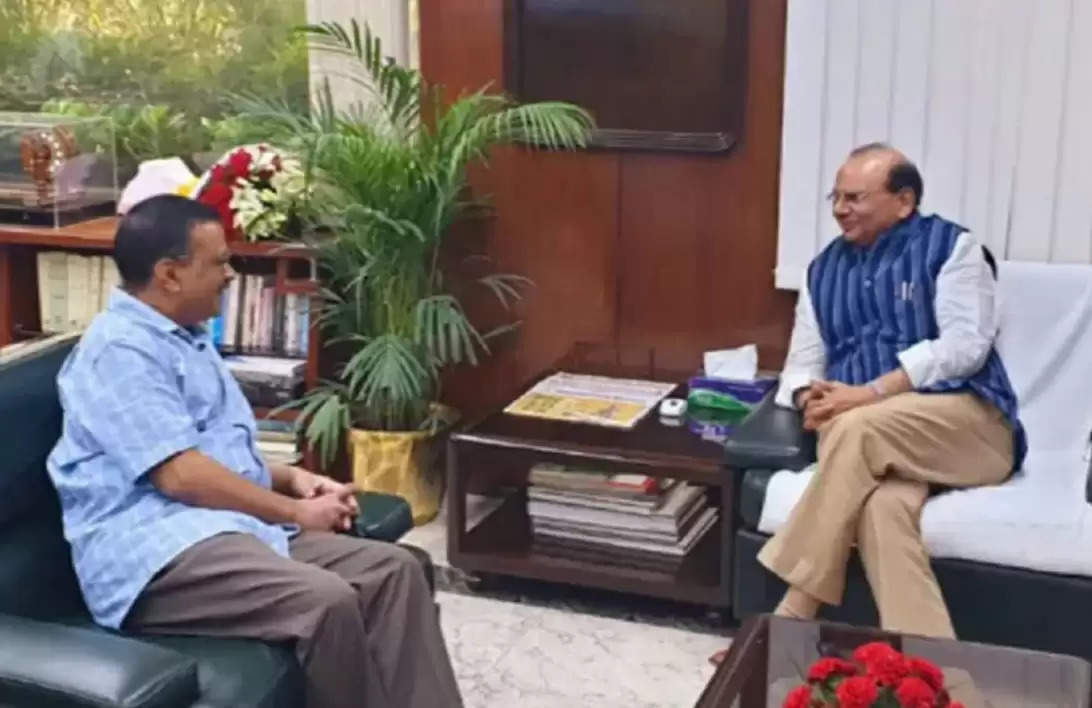 दिल्ली के मुख्यमंत्री अरविंद केजरीवाल ने आज उपराज्यपाल विनय कुमार सक्सेना से मुलाकात की. दरअसल शिक्षा मंत्री मनीष सिसोदिया के घर सीबीआई की रेड के बाद पहली बार केजरीवाल ने उपराज्यपाल से मुलाकात की है.