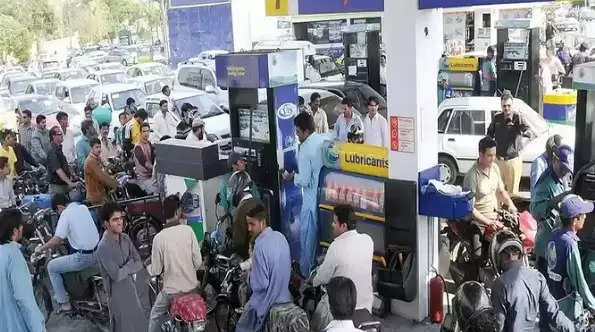 पाकिस्तान में पेट्रोल-डीजल की कीमतें रिकॉर्ड ऊंचाई पर, 330 रुपये प्रति लीटर हुआ भाव