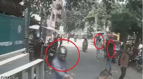 मिर्जापुर लूटकांड: गार्ड को देखते ही बेखौफ बदमाशों ने मारी थी गोली, दिनदहाड़े वारदात का एक और वीडिया सामने आया