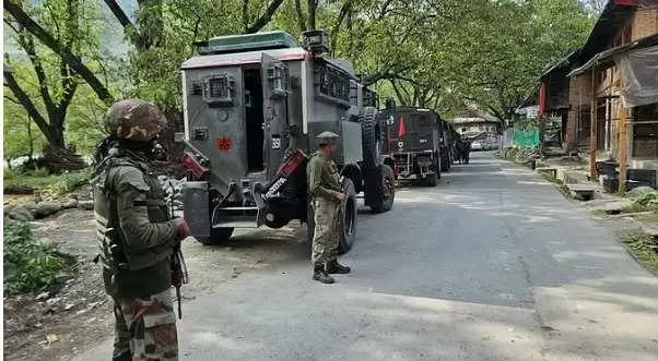 सीआरपीएफ वाहन को आतंकियों ने बनाया निशाना, सुरक्षा बलों की चलती गाड़ी पर की फायरिंग