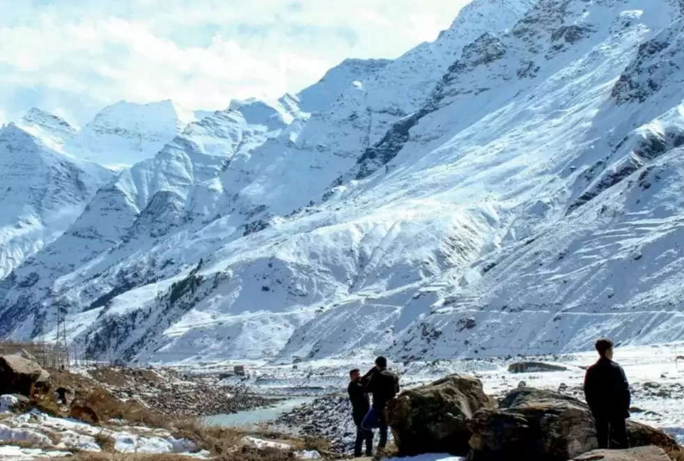 पहाड़ों में अगले दो दिन बर्फबारी का अनुमान, उत्तर भारत में कोहरे के साथ बढ़ेगी सर्दी