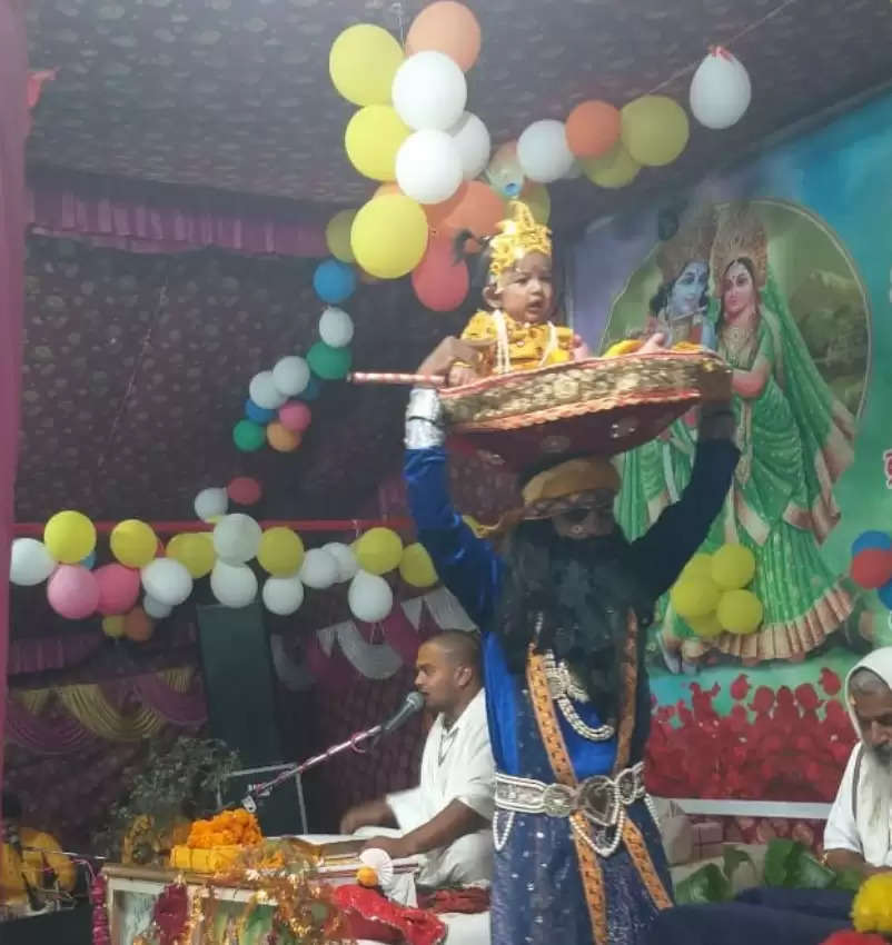 कंगनपुर रोड पर आयोजित मदभगवात कथा में भगवान श्रीकृष्ण जन्मोत्सव मनाया