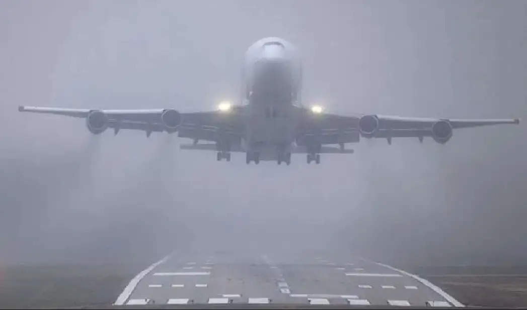 दिल्ली की हवा फिर हुई खराब, विजिबिलिटी कम हुई विस्तारा ने डायवर्ट की 18 उड़ानें