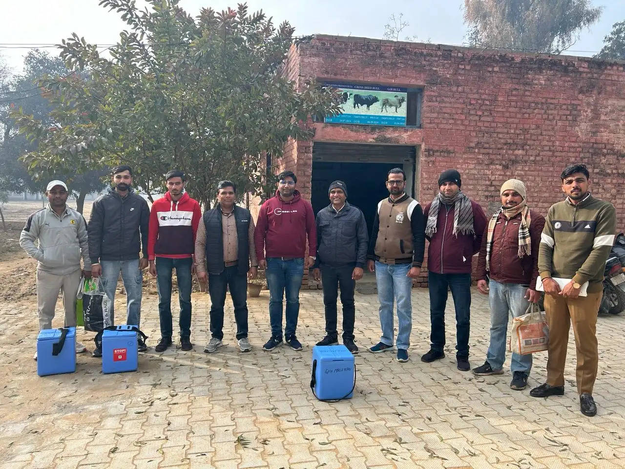 पशुपालन विभाग ने गांव मल्लेकां में चलाया मुंहखुर व गलघोटू टीकाकरण अभियान