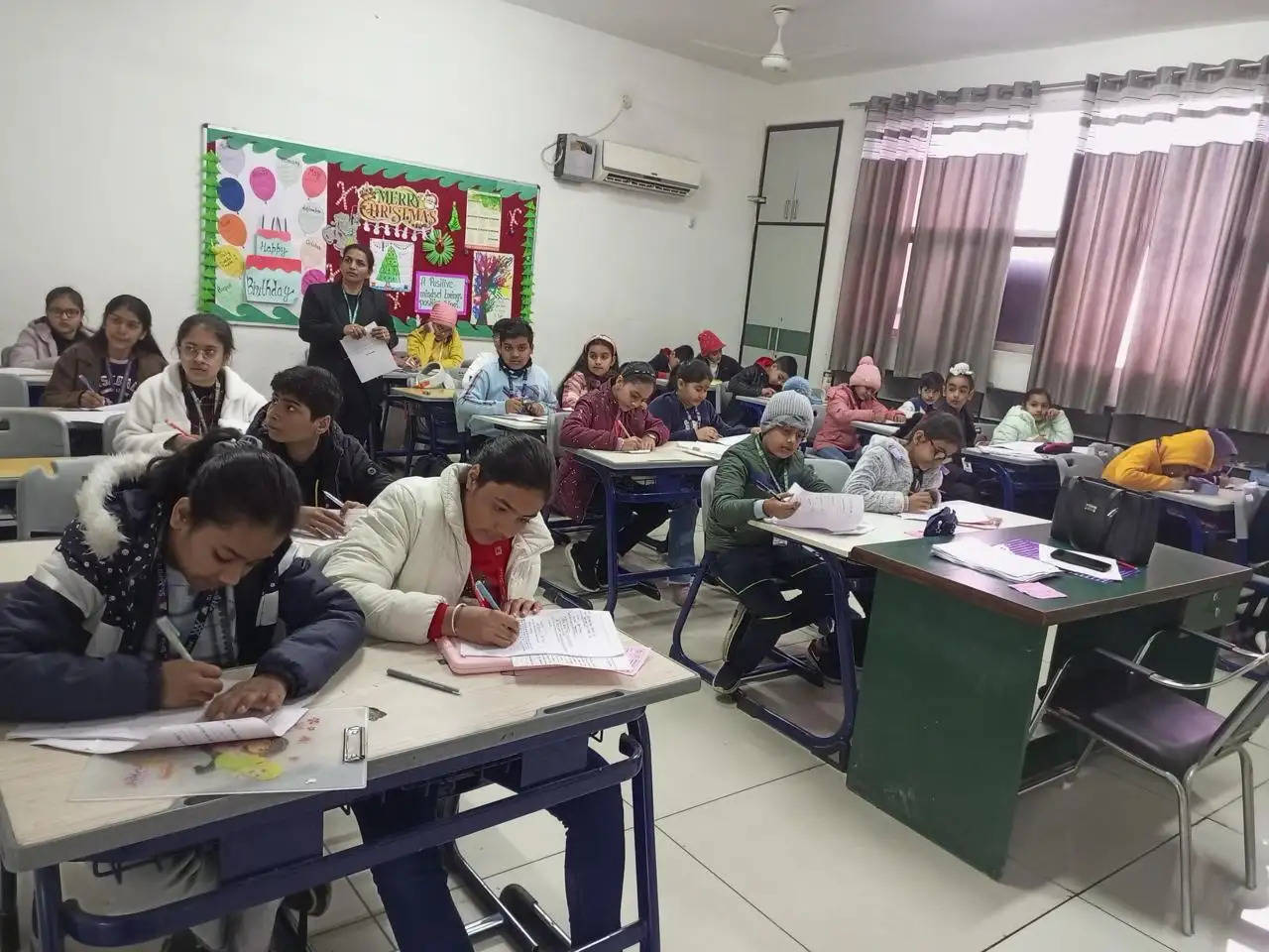 दिल्ली पब्लिक स्कूल में स्कॉलरशिप परीक्षा देने वाले बच्चों का उमड़ा सैलाब