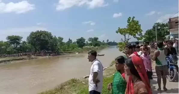 नाव से स्कूल जा रहे 12 बच्चे बागमती नदी में गुम; 32 से ज्यादा छात्रों में 20 निकाले गए