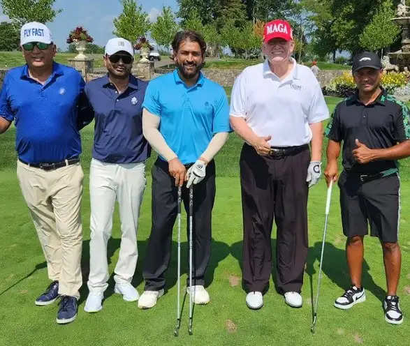 डोनाल्ड ट्रंप के मेहमान बने धोनी, पूर्व राष्ट्रपति ने माही के साथ खेला गोल्फ