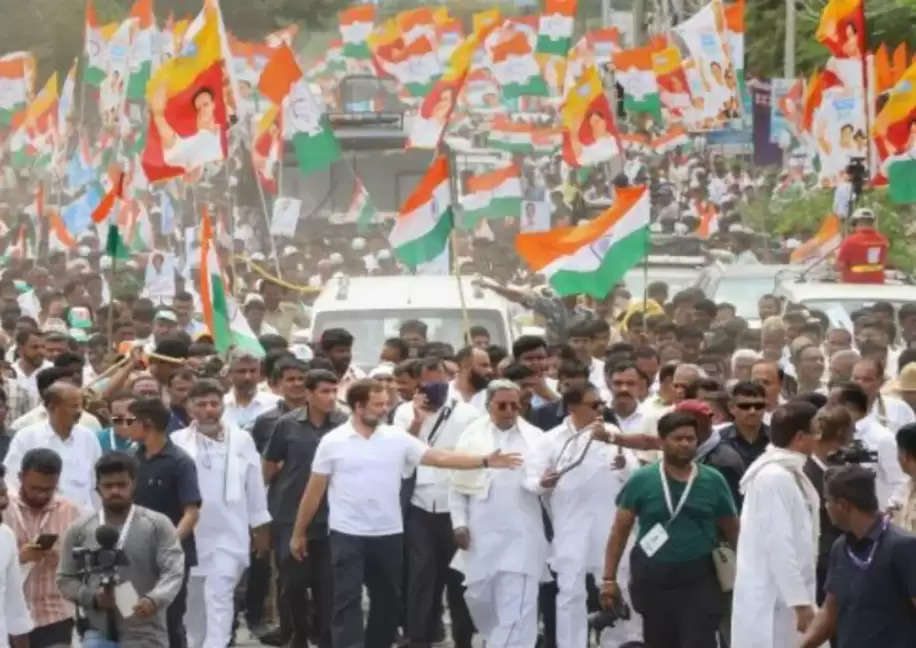 कर्नाटक के झंडे पर राहुल गांधी की तस्वीर, घिरी कांग्रेस, माफी मांगने की अपील