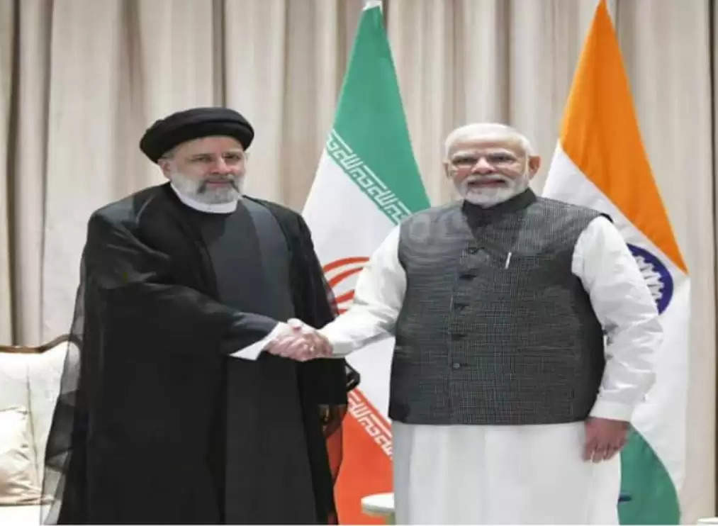 SCO News: पीएम नरेंद्र मोदी ने शुक्रवार को यहां एससीओ शिखर सम्मेलन के मौके पर पहली बार व्यक्तिगत रूप से ईरानी राष्ट्रपति इब्राहिम रायसी से मुलाकात की. दोनों ने व्यापक द्विपक्षीय संबंधों पर चर्चा की.