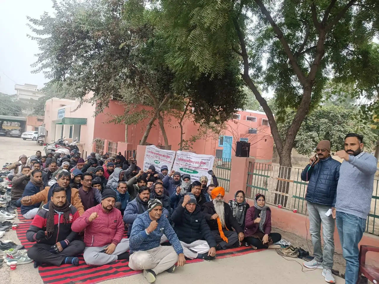 बिजली मंत्री की वायदाखिलाफी के विरोध में कर्मचारियों ने किया प्रदर्शन