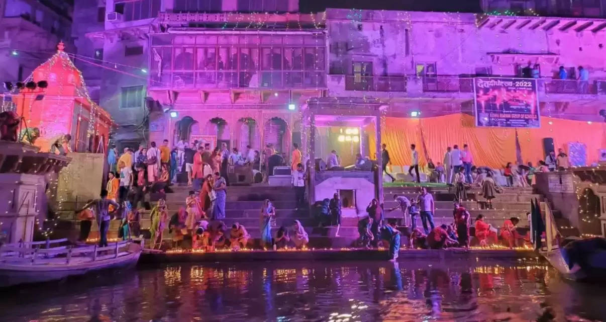 Dev Deepawali: The city of Shri Krishna lit up with 5 lakh lamps, the Ghats resonated with the chants of Radhe-Radhe