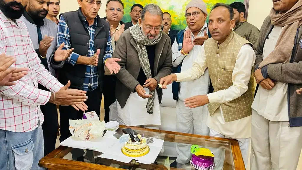 कांग्रेस कार्यकर्ताओं ने रेस्ट हाऊस में मनाया डा. केवी सिंह का जन्मदिन