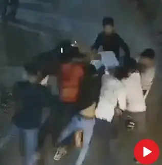 पत्थर दिल Delhi: दिलशाद को बेरहमी से बीच सड़क चाकू गोदते रहे लड़के, video में देखें तमाशबीन भीड़ का रवैया