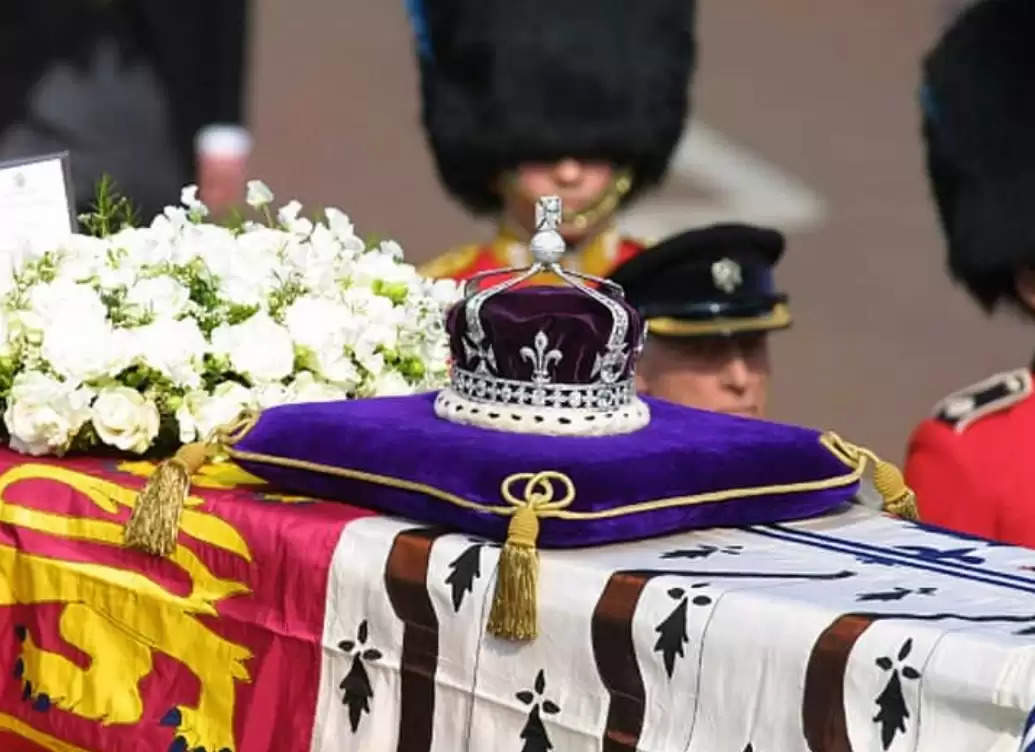Queen Elizabeth II Burial: ब्रिटिश महारानी एलिजाबेथ द्वितीय के पार्थिव शरीर को विंडसर कैसल के सेंट जॉर्ज चैपल में बने रॉयल वॉल्ट में दफनाया जाएगा. क्या है रॉयल वॉल्ट का राज, आइये जानते हैं.