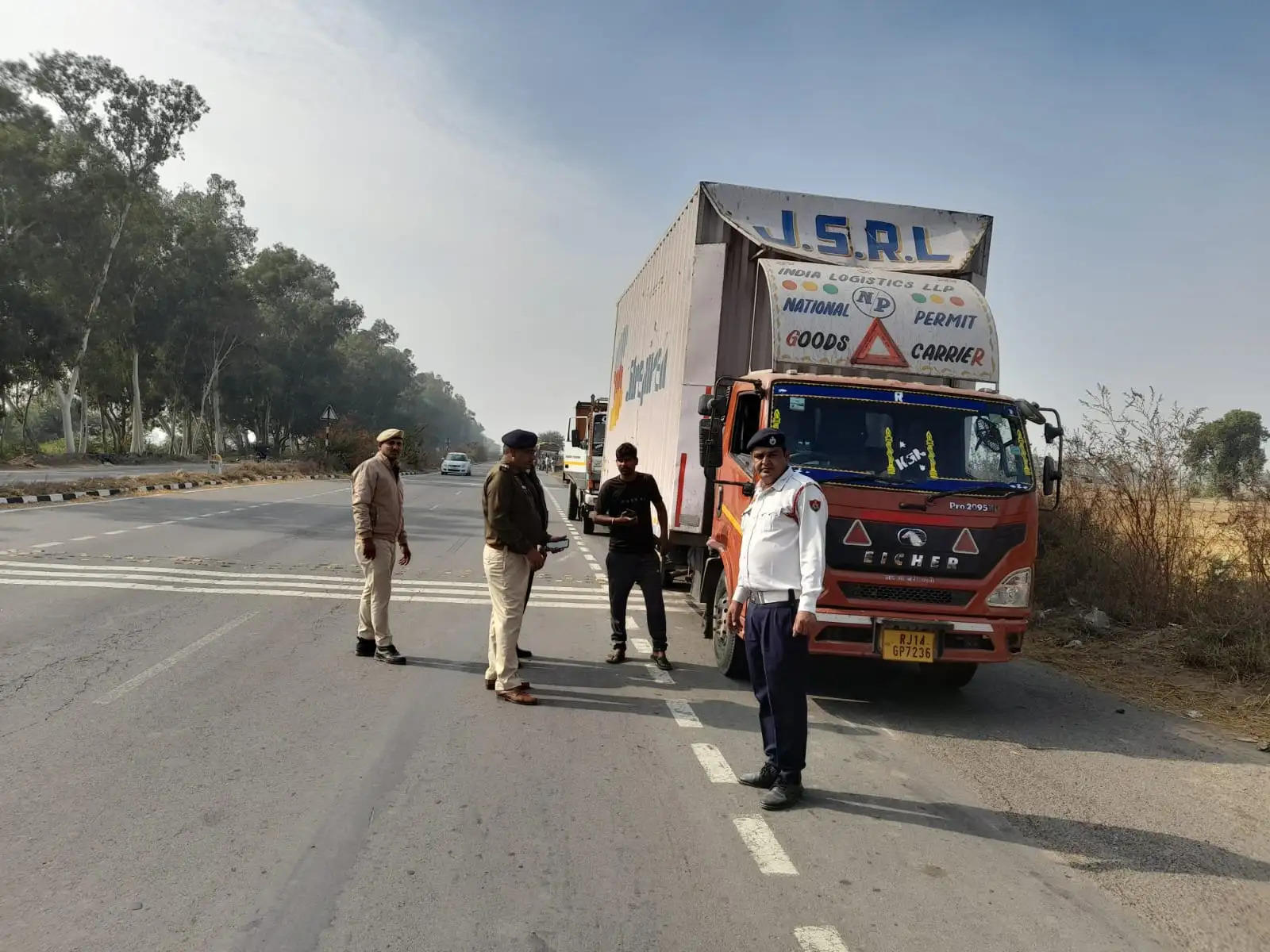 यातायात नियमों की उल्लघंना कर अचानक लाइन बदलकर गलत दिशा में वाहन चलाने वालों के खिलाफ ट्रैफिक पुलिस ने अभियान चलाया । 
