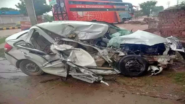 रूपवास भरतपुर हाईवे पर बस और कार की भिड़ंत में एक ही परिवार के 6 लोगों की मौत
