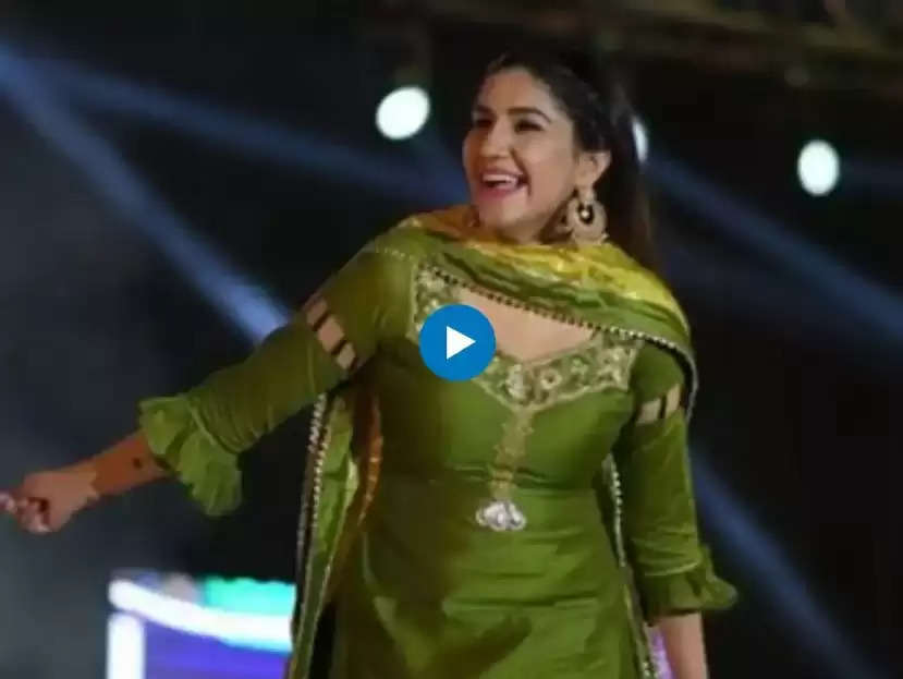 Sapna Chaudhary Sexy Video Viral: सपना चौधरी ने स्टेज पर मटक-मटक कर किया डांस, अदाओं पर फिदा हुए फैंस