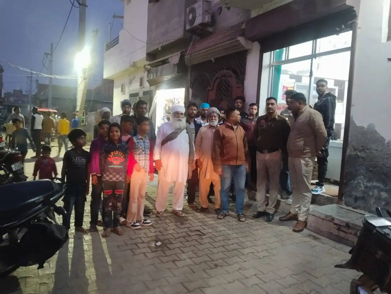 जिला पुलिस की टीमों ने शहर सिरसा के विभिन्न क्षेत्रों में जाकर नशे के खिलाफ जागरुकता अभियान चलाया । ​​​​​​​