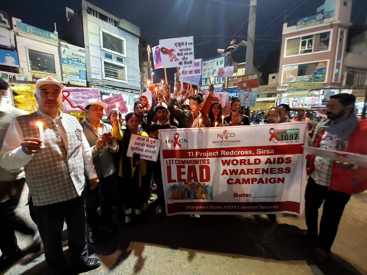 जिला रेडक्रॉस सोसायटी द्वारा विश्व एड्स दिवस की पूर्व संध्या पर कैंडल मार्च निकाला गया
