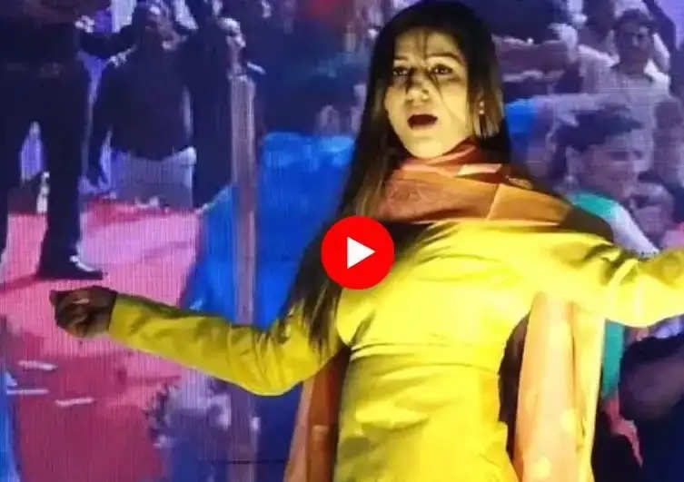 Sapna Chaudhary Dance आधी रात को पीले सूट में किया गजब का डांस, लोगों का छूटा पसीना