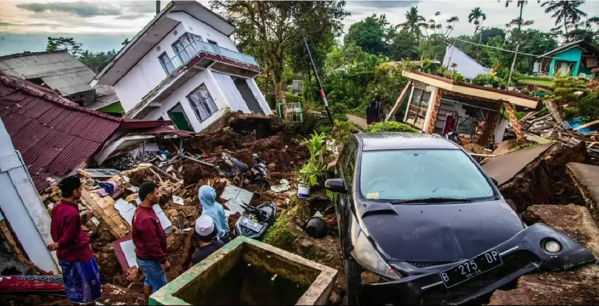 Terrible scene after earthquake in Indonesia, lives buried in debris, rescue work continues