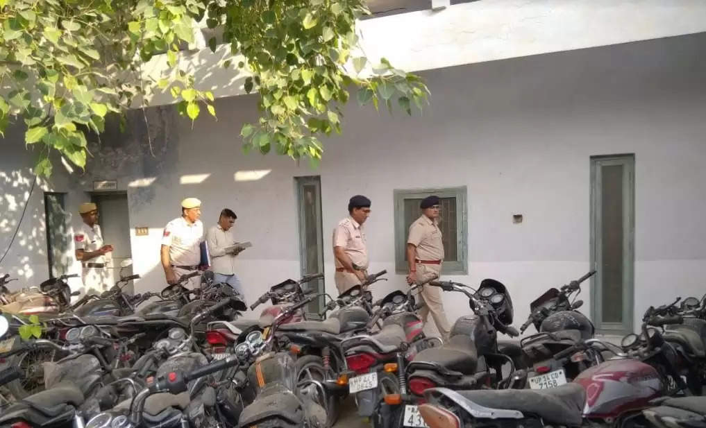 पुलिस अधीक्षक डॉ.अर्पित जैन ने ऐलनाबाद थाने का औचक निरीक्षण करने पहुंचे