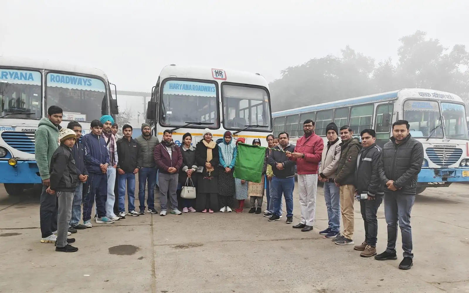 भारत अंतर्राष्ट्रीय विज्ञान महोत्सव जाने वाले दल को डीईओ ने झंडी देकर किया रवाना